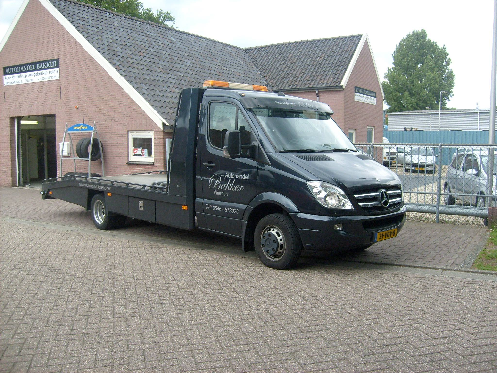 Het pand van Autohandel Bakker aan de Molenbeltsweg in Wierden, met de eigen transporttruck op de oprit