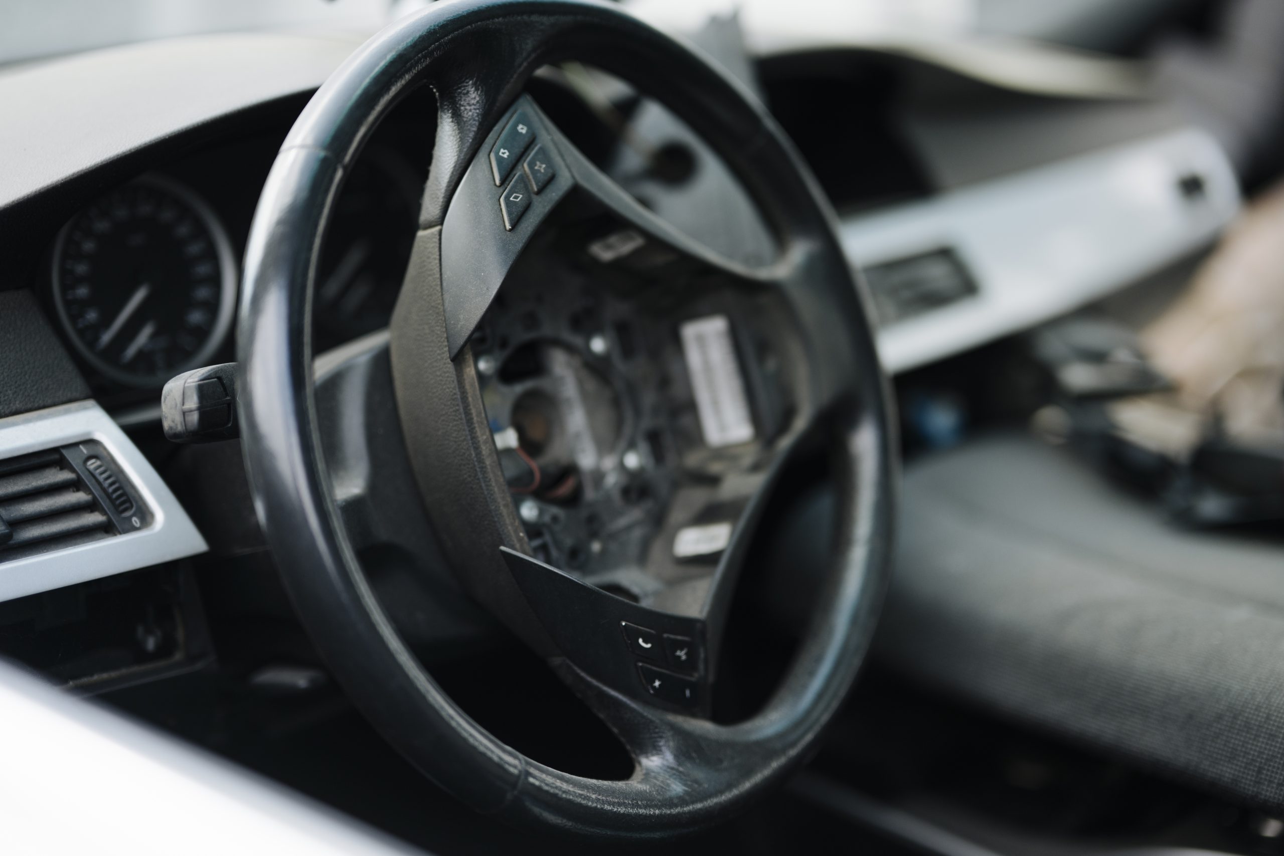 Stuur en dashboard van een auto tijdens een reparatie in de werkplaats
