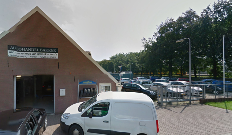 Het terrein van Autohandel Bakker met occasions op voorraad